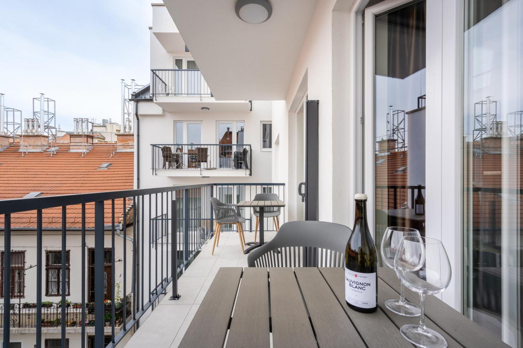 The Rose Garden Budapest Apartments ภายนอก รูปภาพ