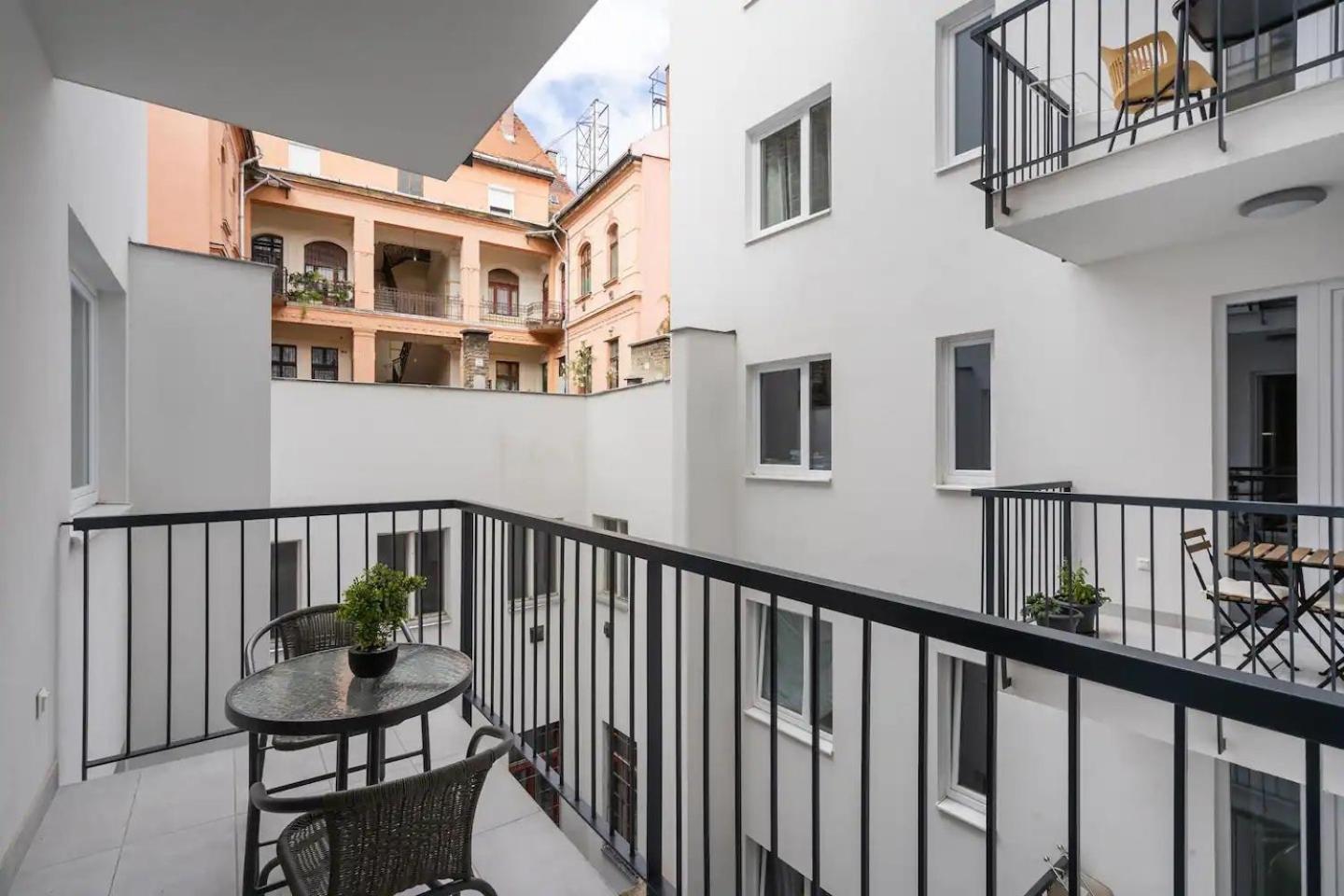 The Rose Garden Budapest Apartments ภายนอก รูปภาพ